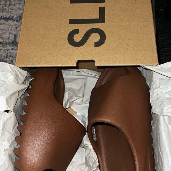 Yeezy Slides 🤎 - Picture 2 of 5